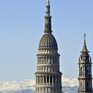 Novara, si arrampica sulla cupola di San Gaudenzio per girare video