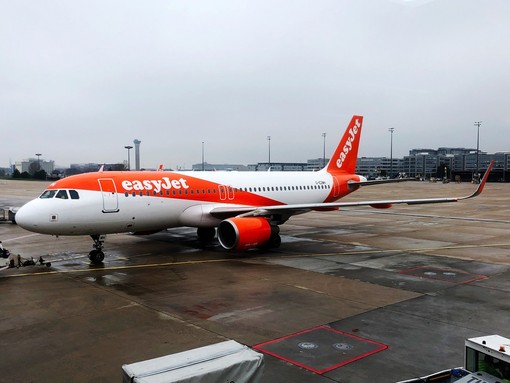 Quattro pavesi ricevono 1000 euro per volo in ritardo Easyjet Milano-Olbia