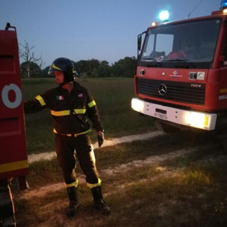 Zinasco: rifiuti e sterpaglie in fiamme vicino al cimitero