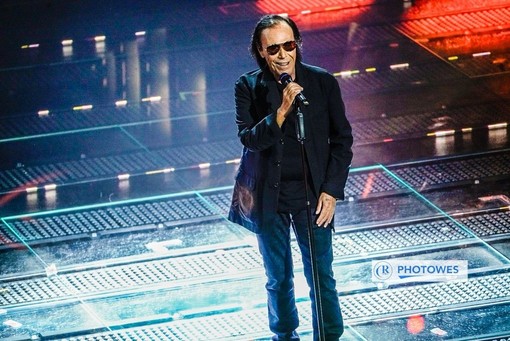 Sanremo 2025, Antonello Venditti emoziona l'Ariston con Amici Mai e Ricordati di me: &quot;Il passato ci deve portare a un futuro più bello&quot;