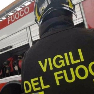 Pieve Albignola: autocisterna piena di liquido infiammabile esce di strada e si ribalta in una scarpata. Strada per Pavia chiusa al traffico