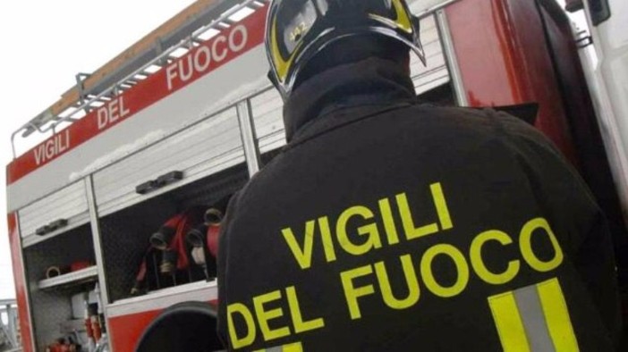 Pieve Albignola: autocisterna piena di liquido infiammabile esce di strada e si ribalta in una scarpata. Strada per Pavia chiusa al traffico