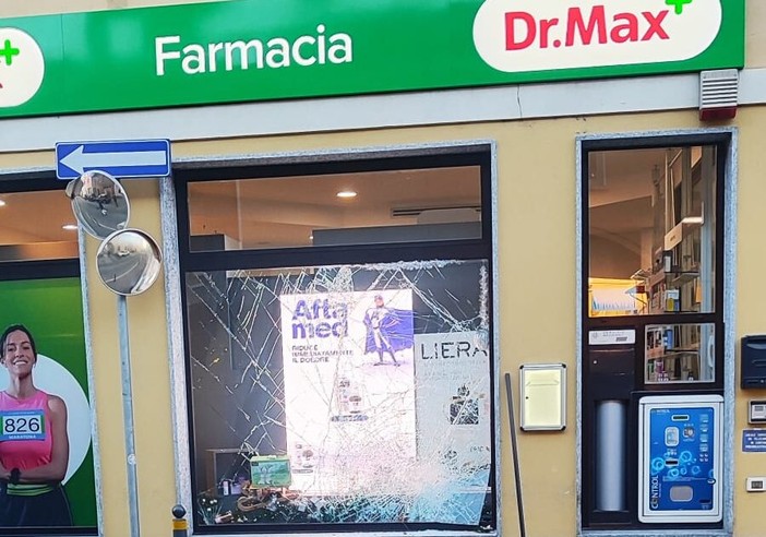 Robecco: vandali nella notte spaccano la vetrina della farmacia di via San Giovanni