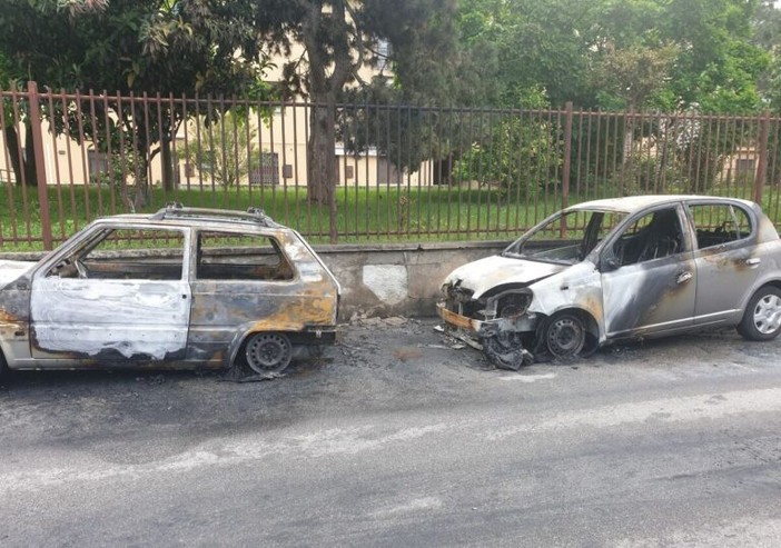 Magenta torna l’incubo dei piromani: due auto in fiamme nella notte in via don Milani