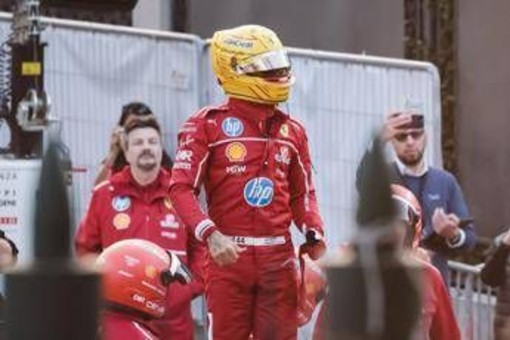 Hamilton, brivido all'evento Ferrari: esce dalla macchina ma rischia di cadere - Video