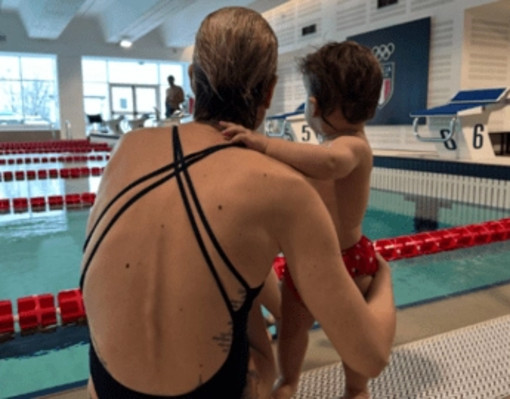 Federica Pellegrini, il tenero scatto in piscina insieme alla figlia Matilde: &quot;Prossima campionessa?&quot;