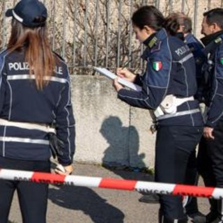 Milano, investe su strisce mamma e figlio disabile e scappa: arrestato