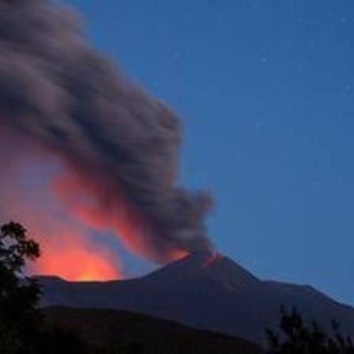 Etna, eruzione oggi in corso: colata lavica attiva