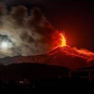 Etna, pericolo esplosioni con neve e lava: vietato scalare il vulcano