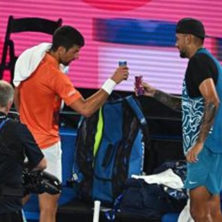 Kyrgios, dagli attacchi a Sinner al campo: vince in doppio con Djokovic a Brisbane