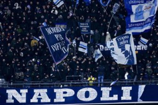 Napoli, festa all'aeroporto dopo la vittoria di Bergamo. E i tifosi pungono Kvara