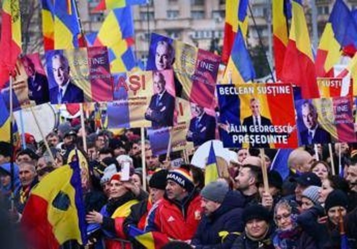 Romania, disordini dopo no a Georgescu candidato: 7 arresti e 13 agenti feriti