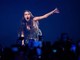 Olivia Rodrigo, incidente sul palco: cade in una buca durante il concerto - Il video