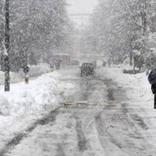 Meteo oggi con neve in collina e freddi venti di burrasca, più sole da domenica