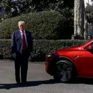 Trump compra una Tesla da Musk: &quot;Ma non la posso guidare&quot;