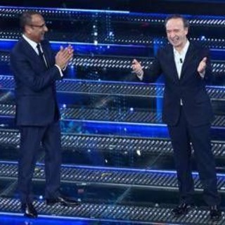 Sanremo 2025, Benigni mattatore e incanto cover: ecco il film della quarta serata